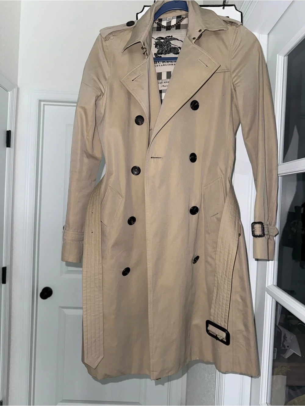 Burberry Beige and Black Nova Check Label Close-Up with Gold Chain Detail - Picture 3 of 16